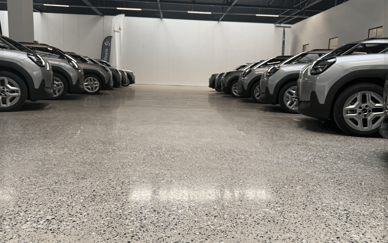 Herstelde showroom betonvloer